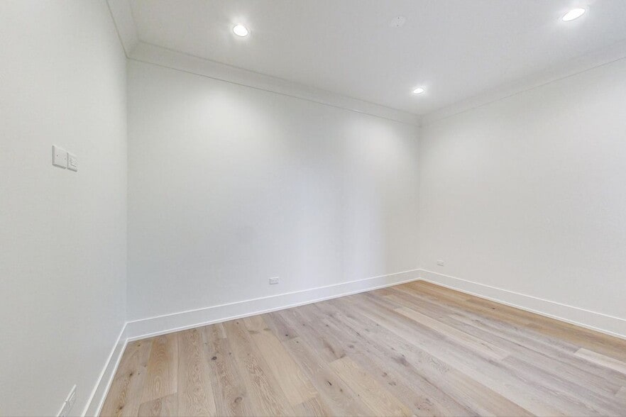 Building Photo - 4920 N Lincoln Ave