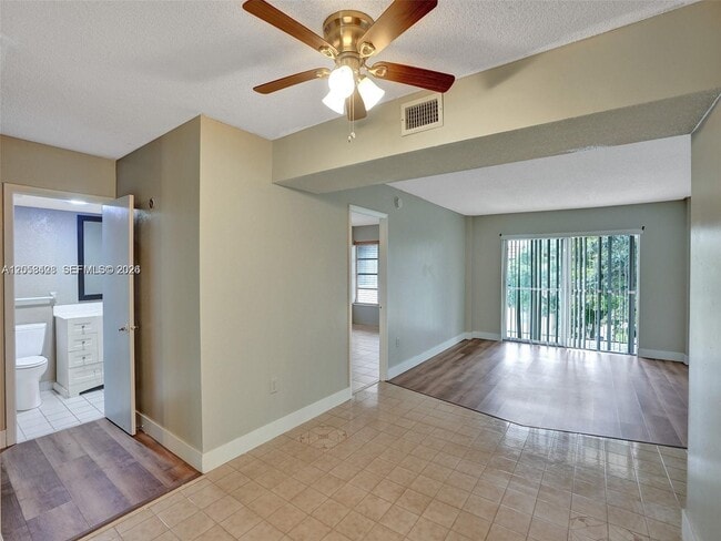 Building Photo - 4166 Inverrary Dr