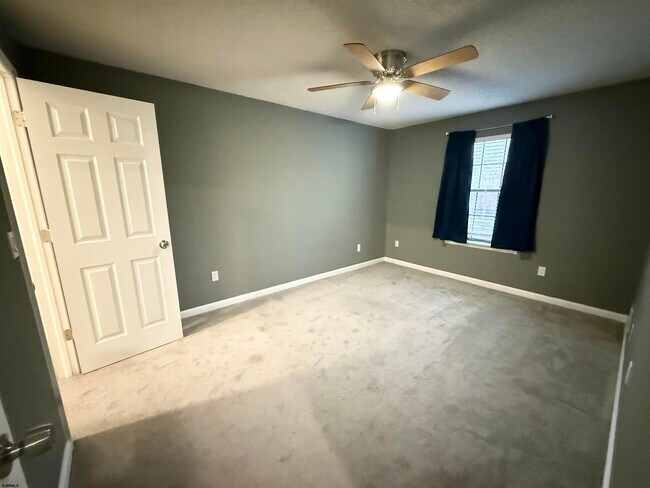 Building Photo - 12 Colonial Ct