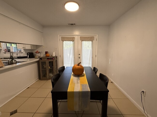 Building Photo - 151 Holland Park Cir