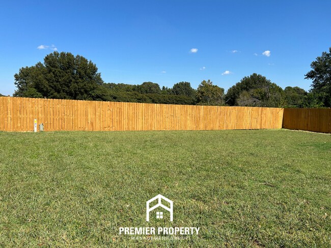 Building Photo - 3760 Ivanhoe Dr