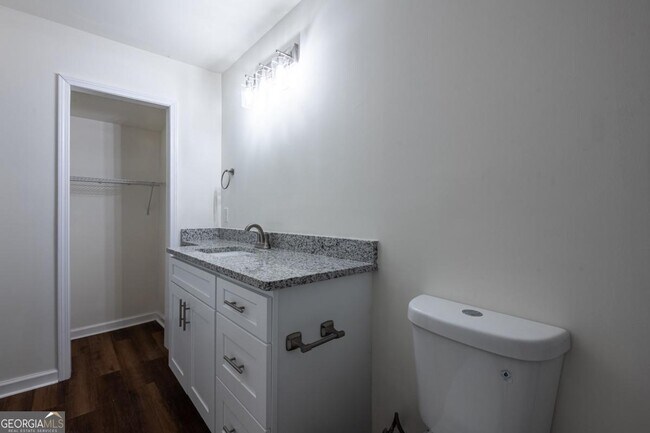 Building Photo - 450 Paines Ave NW