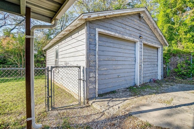 Building Photo - One Side of Great Duplex Near TCU- 1 Bed, ...