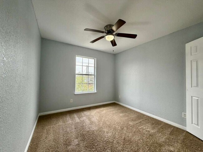 Building Photo - 3107 W Travis St