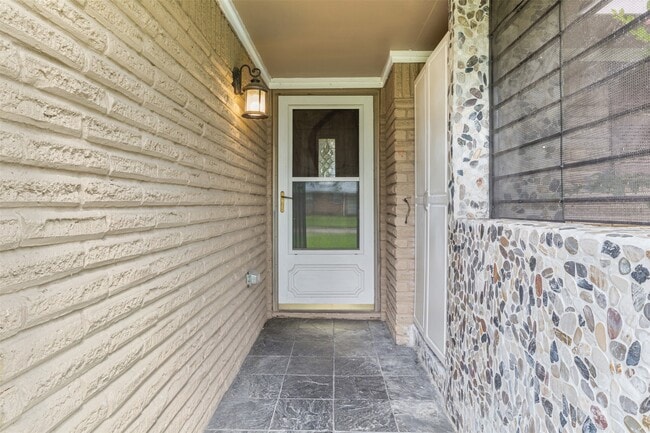 Building Photo - 1918 Crestdale Dr