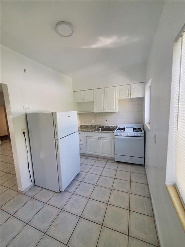 Building Photo - 965-975-975 Biarritz Dr