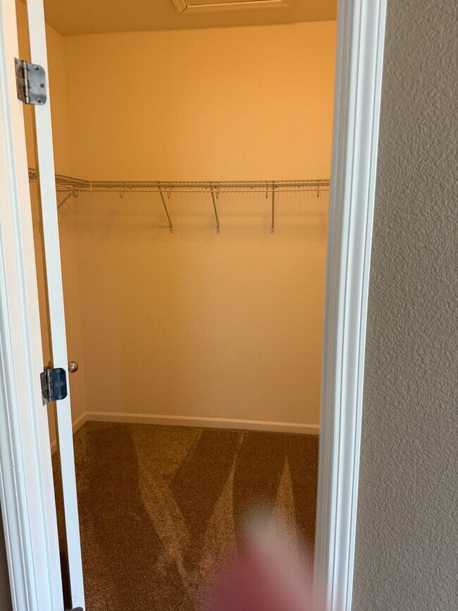 Building Photo - GORGEOUS 3 BEDROOM 2.5 BATH TOWNHOUSE