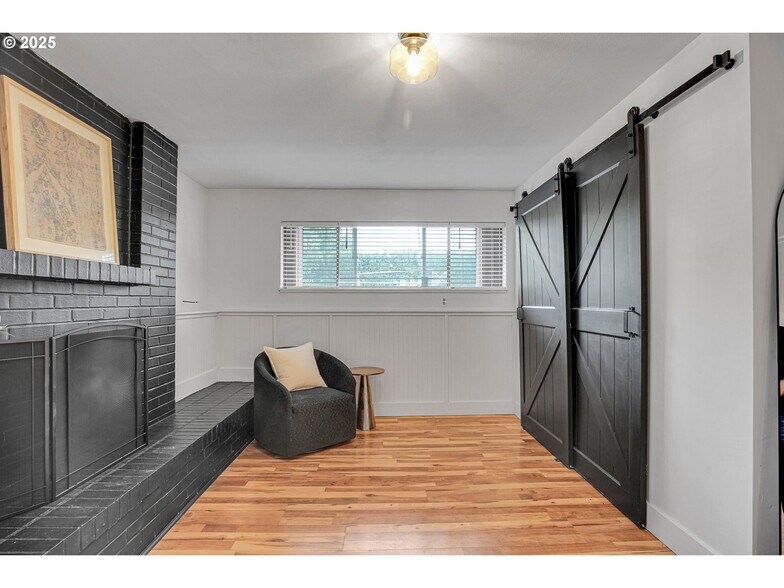 Building Photo - 8325 SW Terwilliger Blvd