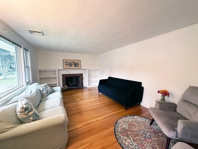 Building Photo - 15 Wayland Rd