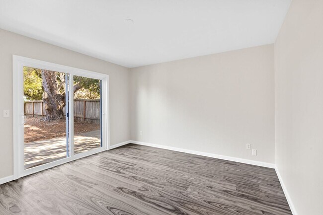 Building Photo - 400-402 Underhill Drive