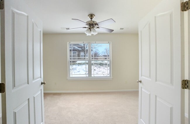 Building Photo - Three Bedroom/Two Bath/Fenced Yard/Community Pool