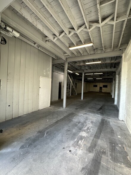 Building Photo - 1240 E 12th St