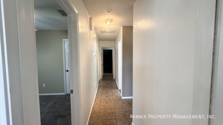 Building Photo - 525 N Iola Ave