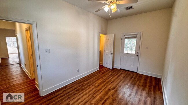 Building Photo - 5bd/2ba Near Campus and Broadway!