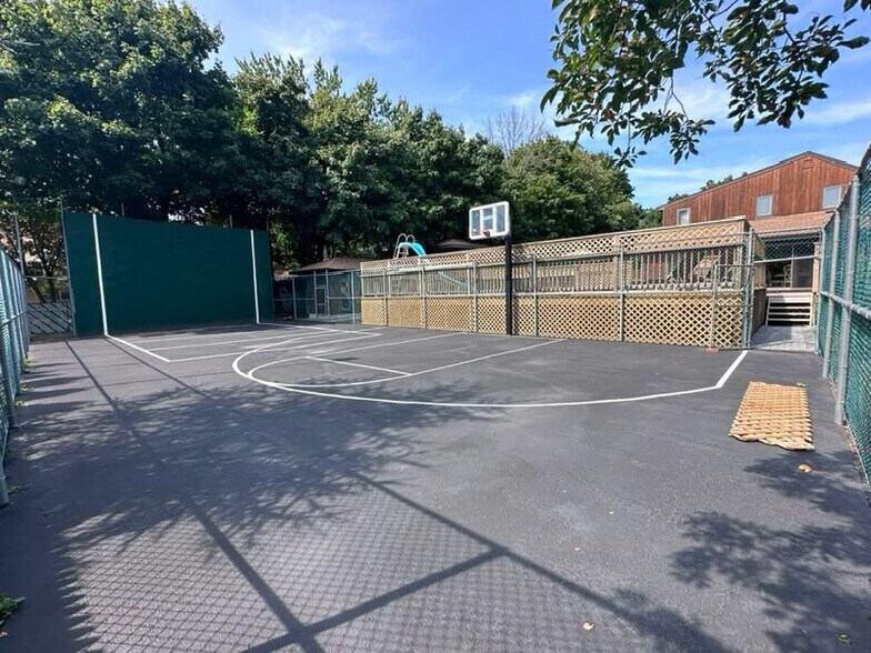 Building Photo - 500 Hoffman Ln