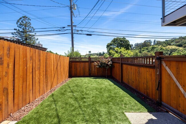 Building Photo - Beautiful Duplex In Highly Desirable San Rafael!