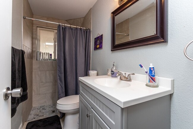 Building Photo - Peaceful Bi-Level Home in a Quiet Cul-de-Sac