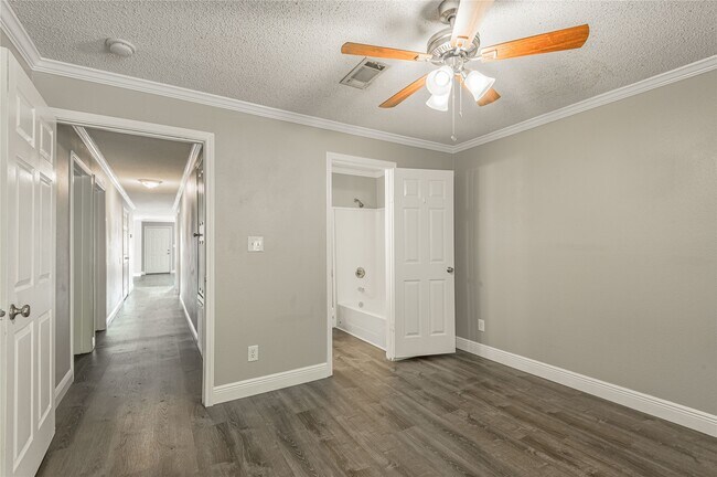 Building Photo - 164 Varsity Dr