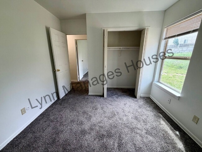 Building Photo - Main Level Three Bedroom Now Ready!