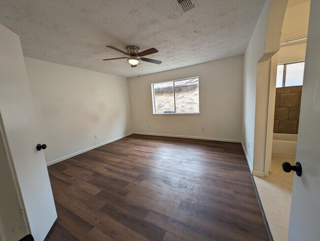 Building Photo - 16311 Thistleglen Drive