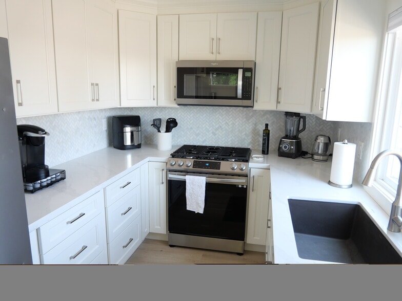 Building Photo - 8112 Holanda Ln