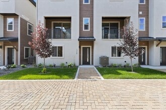 Building Photo - Modern, New 3-Story Boise Bench Townhome with Garage in a Prime Location