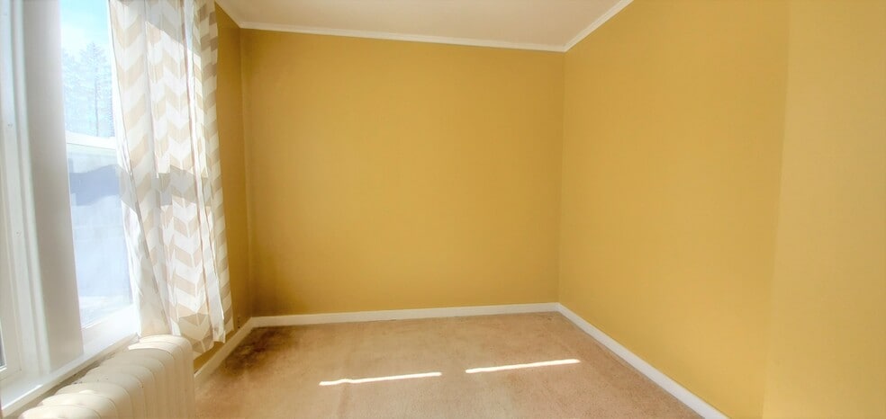 Building Photo - 332 E 5th St