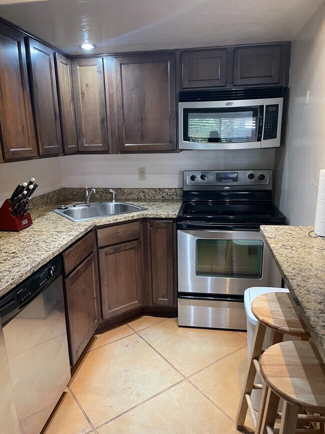 Building Photo - Pre-Leasing for August 1st!! Lovely 3 Bedroom Condo!! Close to the University of Arizona!! Perfec...