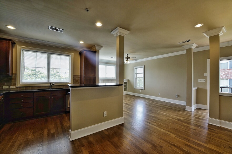 Building Photo - 307 Le Gran Bnd