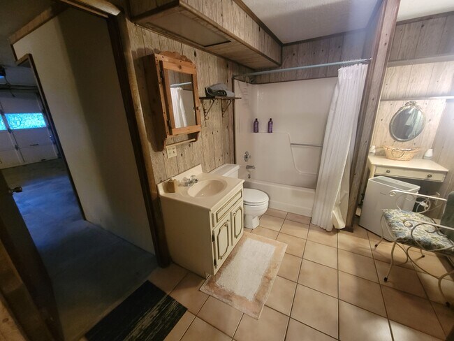 Building Photo - 260 Shuler Dr