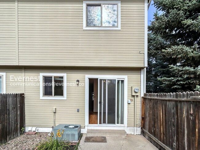 Building Photo - 7985 Lexington Park Dr