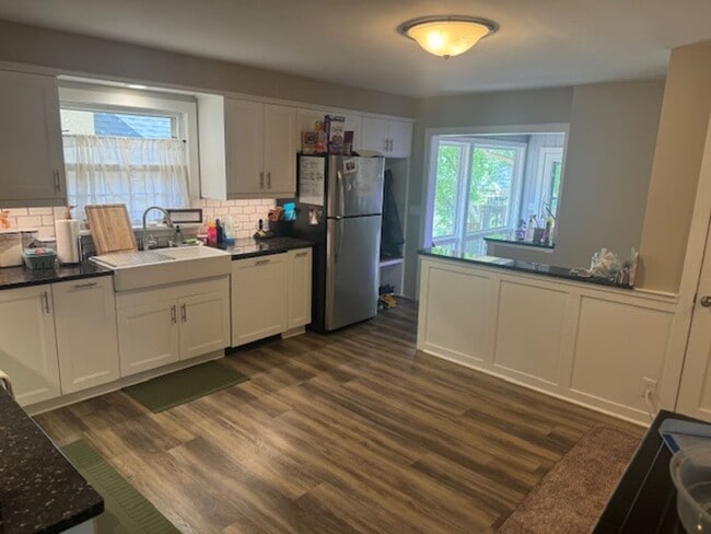 Building Photo - Updated 4 BR / 3 BA SFH w/ Hdwd Flrs, Sunny Porch, 2-car Garage in Robbinsdale!
