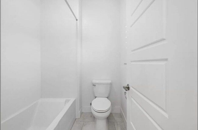 Building Photo - Dream Home Alert: 5 Bedrooms of Pure Comfo...