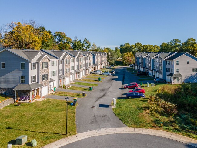 Building Photo - End Unit Town Home in Waynesboro, PA!