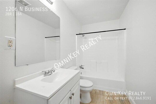 Building Photo - 1206 TX-78 BUS