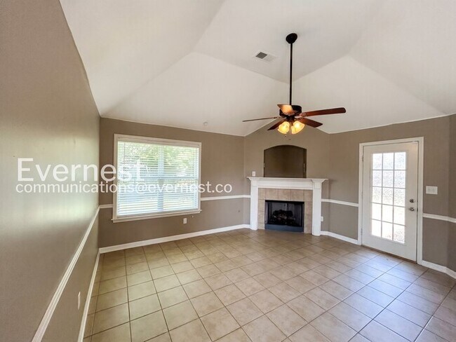 Building Photo - 4 Bed/2.5 Bath Home with Garage / Pet-Friendly / Vouchers Accepted / Available Now!