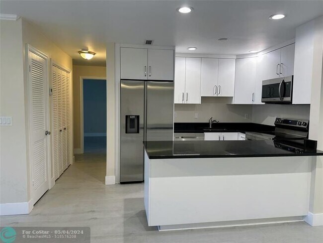 Building Photo - 6319 Bay Club Dr