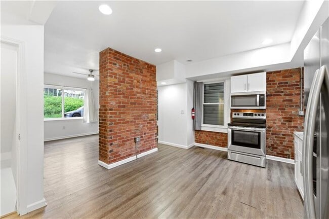 Building Photo - 117 E Jefferson St