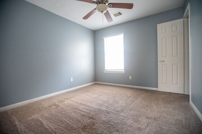 Building Photo - Style, Comfort & Location—The Perfect Hous...