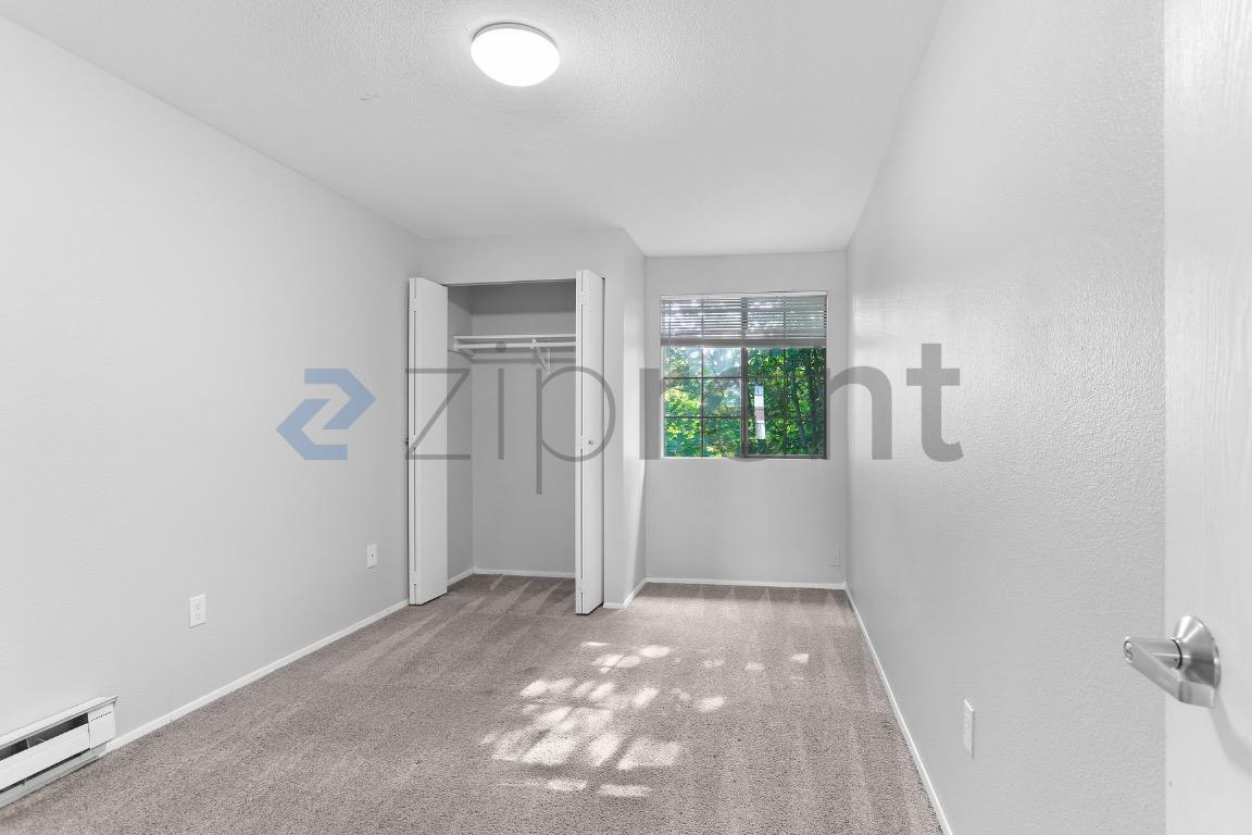 Building Photo - Unit