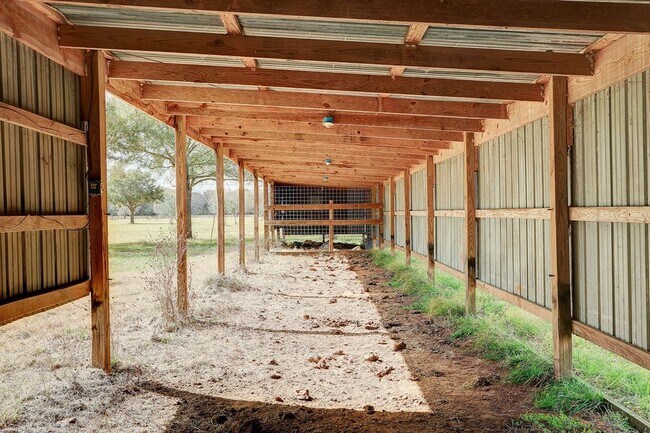 Building Photo - 1020 Thompson Oil Field Rd