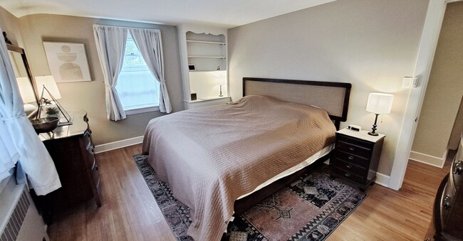 Building Photo - Fully Furnished 4 Bed / 1-1/2 Bath Single ...