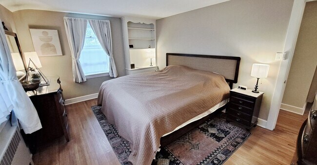 Building Photo - Fully Furnished 4 Bed / 1-1/2 Bath Single Family Home w/2 Car Garage