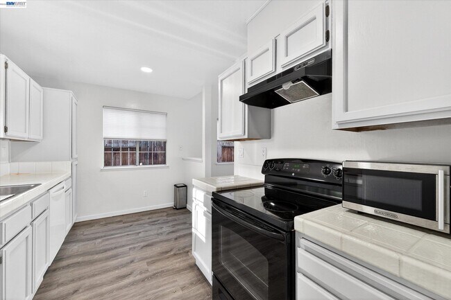 Building Photo - 2032 Newport Dr