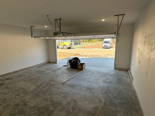 Building Photo - NEW CONSTRUCTION 5 Bed 3 Bath w/ Walk Out ...