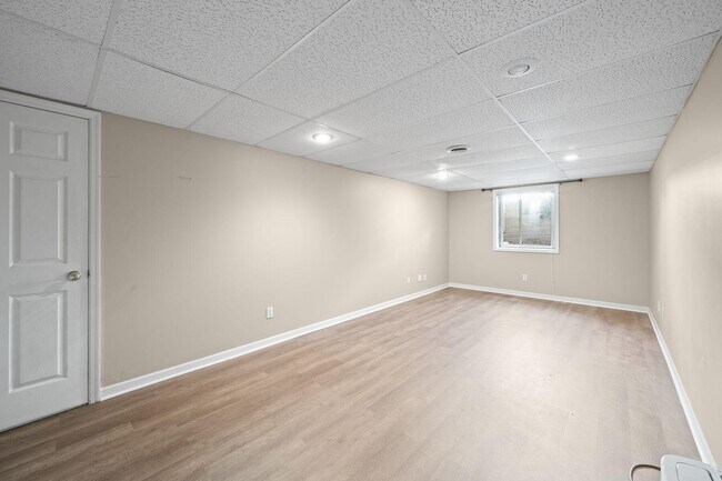 Building Photo - 406 Lakewood Dr