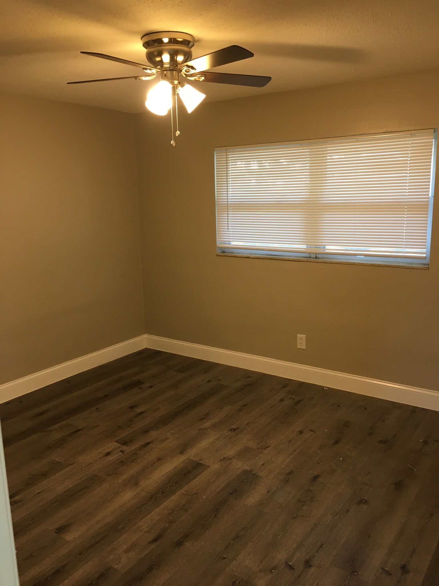 Building Photo - 805 10th St SW