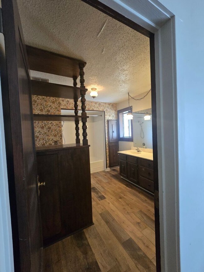 Building Photo - Charming Farmhouse