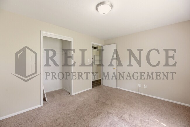 Building Photo - 4421 S Oak Ave