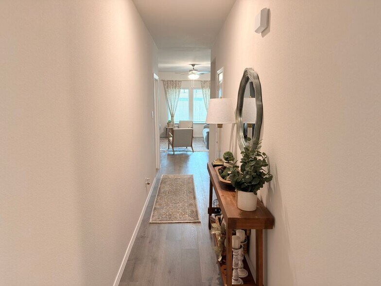 Building Photo - 403 Silverbirch Dr